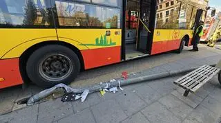 Kierowca autobusu uderzył w latarnię 