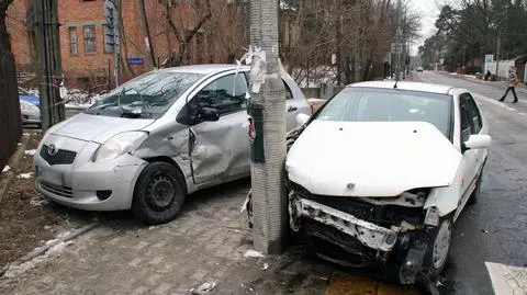 Fiat na latarni po zderzeniu z toyotą