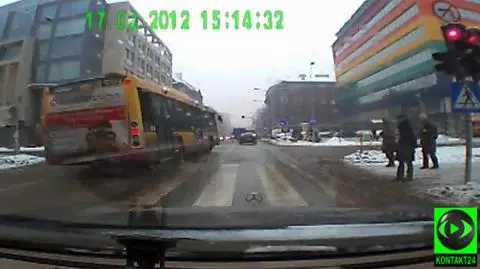 Na czerwonym i przez podwójną ciągłą... miejskim autobusem