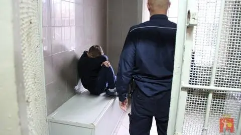Ukradli znicze i wiązanki. Wpadli przez ślady