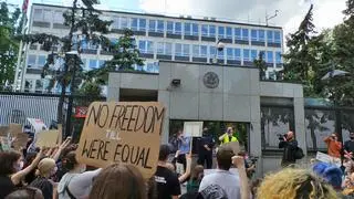 Protest pod ambasadą USA