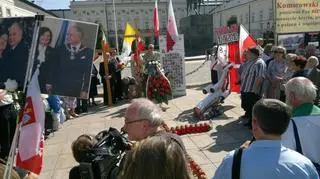 Kilkadziesiąt osób przed Pałacem