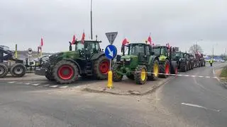 Rolnicy na rondzie w Nieporęcie