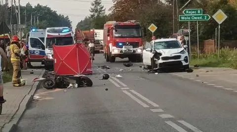 Motorowerzysta uderzył w auto. Nie przeżył wypadku