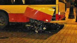 Motor pod autobusem na Krakowskim Przedmieściu - fot. warszawa@tvn.pl