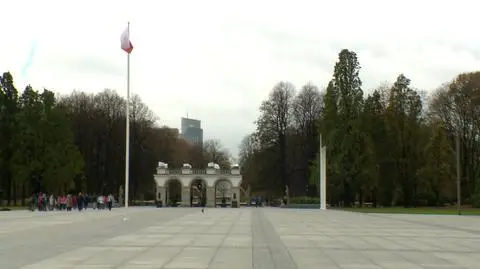 Wojewoda przejmuje plac Piłsudskiego. "Może chodzić o pomniki smoleńskie"