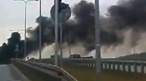 Pożar na wiadukcie nad S8. "Auta nie udało się uratować"