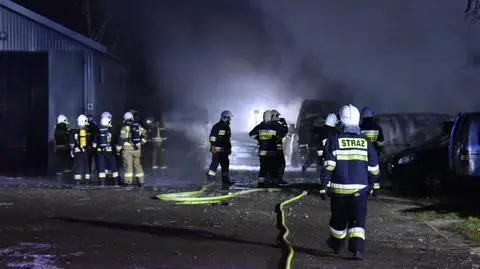 Pożar warsztatu samochodowego. Spłonęły cztery auta, wybuchła butla z gazem