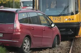 Kierowca samochodu zablokował torowisko po zderzeniu z innym autem