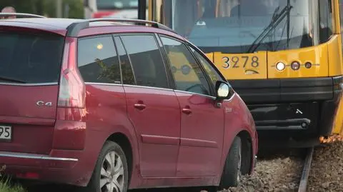 Kierowca samochodu zablokował torowisko po zderzeniu z innym autem