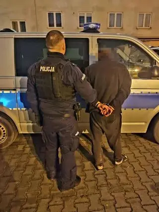 Policjant z zatrzymanym mężczyzną 