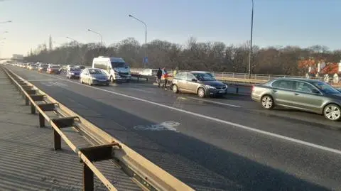 Kolizja na Trasie Łazienkowskiej. Trzy auta zablokowały lewy pas jezdni