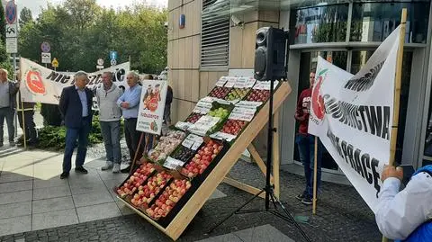 Sadownicy protestowali przed siedzibą właściciela sieci marketów. "Stop łobuzerce w handlu jabłkami"