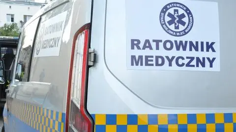 "Na tyłach nieczynnego wybiegu niedźwiedzi klęczał na ziemi z głową w śniegu"