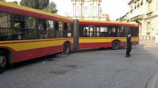 Rowerzysta pod kołami autobusu