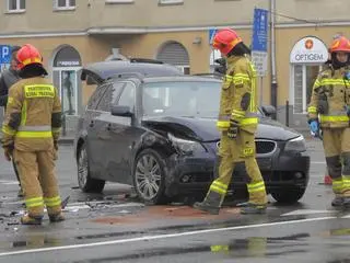 Zderzenie dwóch aut na Ochocie 