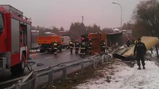 Na Toruńskiej przewrócił się tir. Piwo się wylało