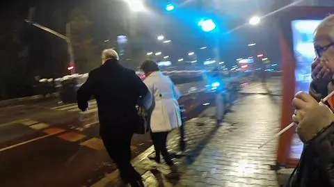 "To nie jest dobre miejsce, żeby tu stać". Utknęli między chuliganami a policją