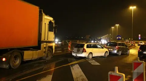 Dwie osobówki i ciężarówka. Zderzenie na Toruńskiej