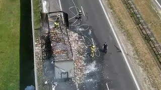 Na autostradzie A2 spłonęła naczepa ciężarówki