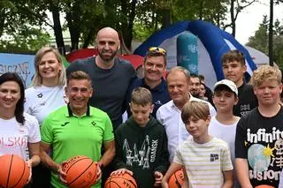 Donald Tusk, Marcin Gortat, Adam Korol, Otylia Jędrzejczak, Monika Pyrek, Robert Korzeniowski na obchodach Dniach Dziecka