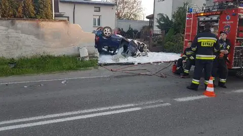 Niebezpieczne dachowanie. Wypadł z drogi, skasował ogrodzenie