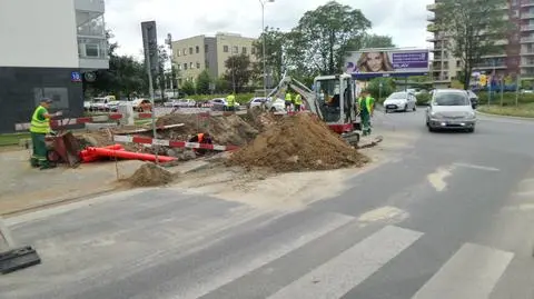 Po wycieku gazu na Służewcu: naprawiają uszkodzoną rurę
