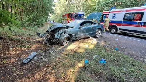 Zderzenie trzech aut pod Piasecznem. Strażacy uwolnili zakleszczoną osobę