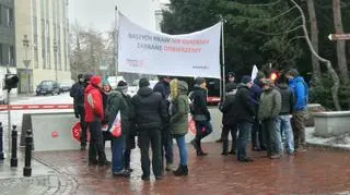 Grupa manifestujących przed Sejmem