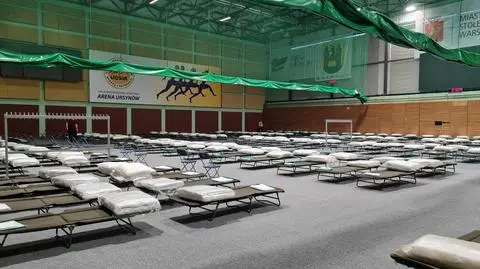 Arena Ursynów schronieniem dla uchodźców z Ukrainy. Na boisku stoją już łóżka polowe
