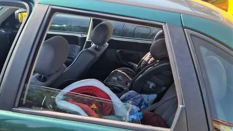 Zamknięte auto, w środku dwoje małych dzieci. Na dworze powyżej 30 stopni Celsjusza