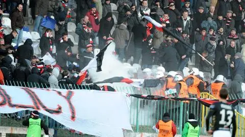 "Precz z komuną" na stadionie. Zarząd broni kibiców