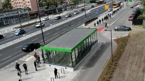 Ogromna kolejka do autobusu rozwożącego jedzenie. "Pomocą zainteresowani są nie tylko bezdomni"
