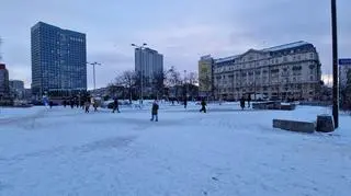 Zaśnieżone chodniki w centrum 