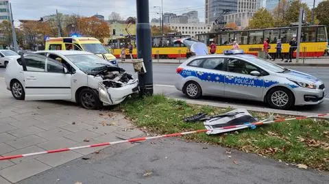 Kierowca wjechał w latarnię, pasażerka w szpitalu 