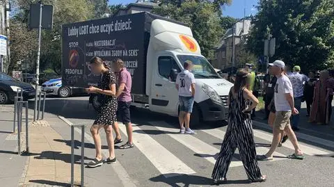 Piesi zablokowali ulicę i pomalowali furgonetkę z hasłami anty-LGBT