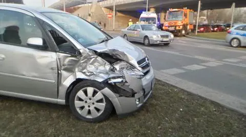 Auto zderzyło się z tramwajem. Dwie osoby ranne