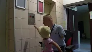 Alicja jeździ z tatą na spacery 