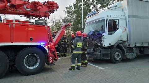 Zderzenie dwóch ciężarówek i busa zakorkowało wyjazd z Warszawy