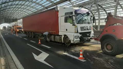 Dwa tiry zderzyły się na S8. Jeden przez kilka godzin blokował ruch na trasie