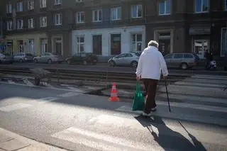 Drogowcy budują azyle na niebezpiecznych przejściach na ul. Obozowej