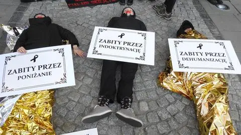 Protest Młodzieżowego Forum LGBT+. Aktywiści przykleili się do ziemi przed MEiN