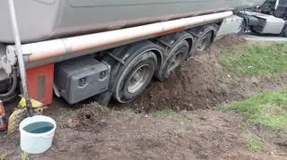 Pod Mińskiem Mazowieckim cysterna zjechała do rowu