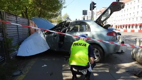 Po zderzeniu z innym autem wjechał na chodnik i uderzył w ogrodzenie