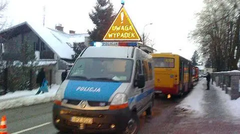 Czołowe zderzenie toyoty z autobusem