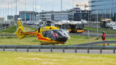 Motocyklista uderzył w bariery. Helikopter zabrał go do szpitala 