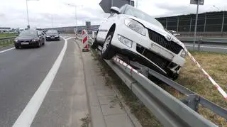 Skoda na barierkach przy trasie S8