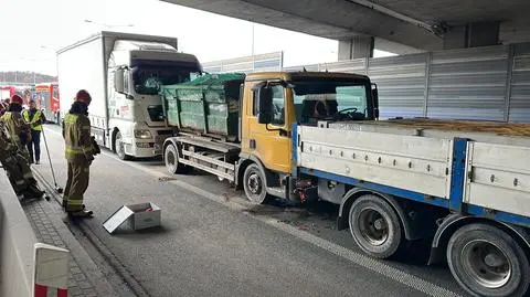 Trzy ciężarówki zderzyły się na S8