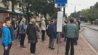 Pasażerowie oczekujący na autobus w Pruszkowie