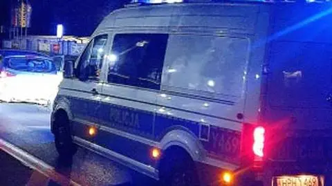 Uderzył w tył jadącego przed nim auta i uciekł. Policja zatrzymała go po pościgu